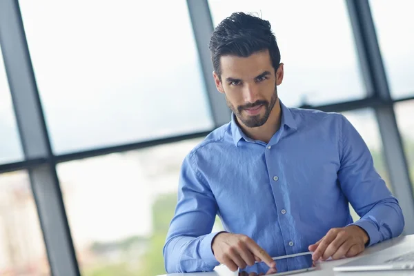 Homem de negócios usando tablet computador no escritório — Fotografia de Stock