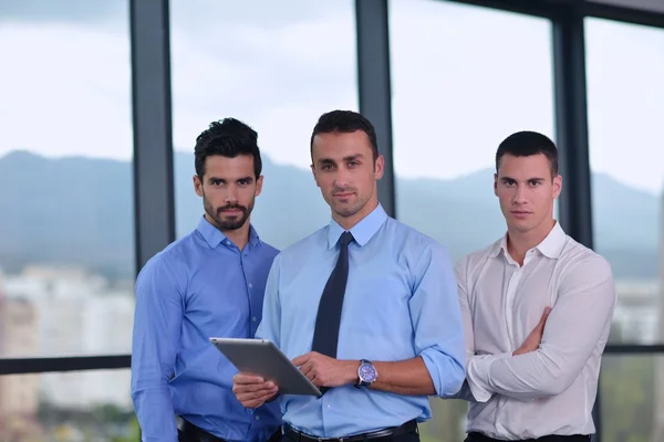 Geschäftsleute bei einer Besprechung im Büro — Stockfoto