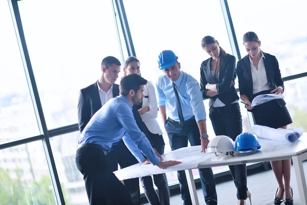 Empresários e engenheiros em reunião — Fotografia de Stock