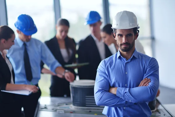 Mensen uit het bedrijfsleven en ingenieurs over de bijeenkomst van — Stockfoto