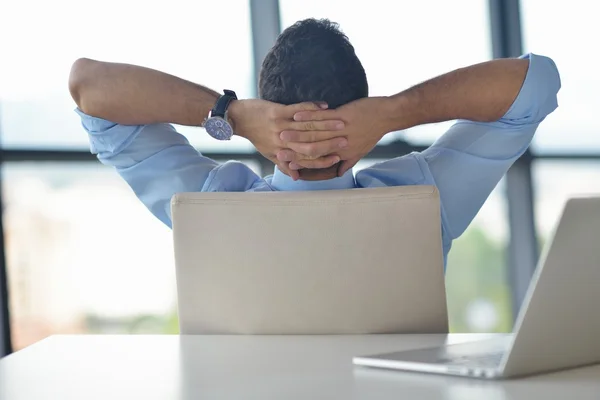 Glücklicher junger Geschäftsmann im Büro — Stockfoto