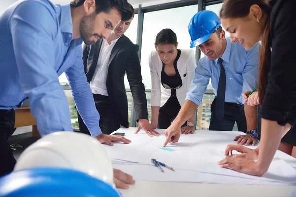 Gente de negocios e ingenieros en reunión — Foto de Stock