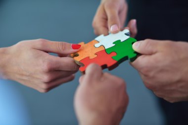 Parçalı bulmaca montaj iş adamları grubu