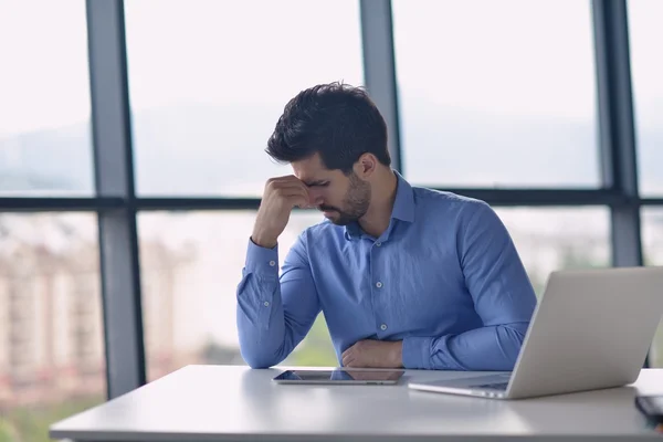 Homem de negócios com problemas e estresse no escritório — Fotografia de Stock