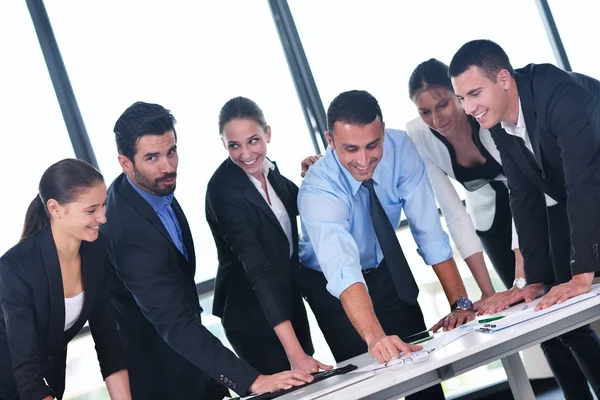 Geschäftsleute bei einer Besprechung im Büro — Stockfoto