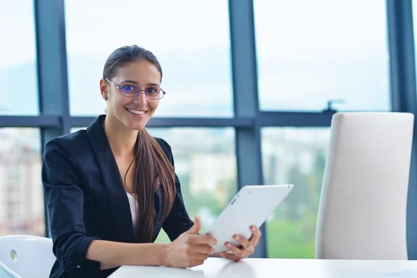 Femme d'affaires au bureau — Photo