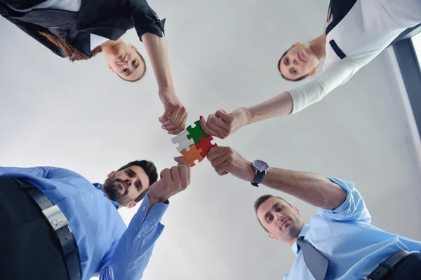 Business folk grupp att gå med händerna — Stockfoto