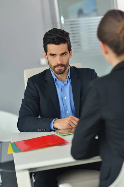 Geschäftsmann bei einem Treffen im Büro — Stockfoto