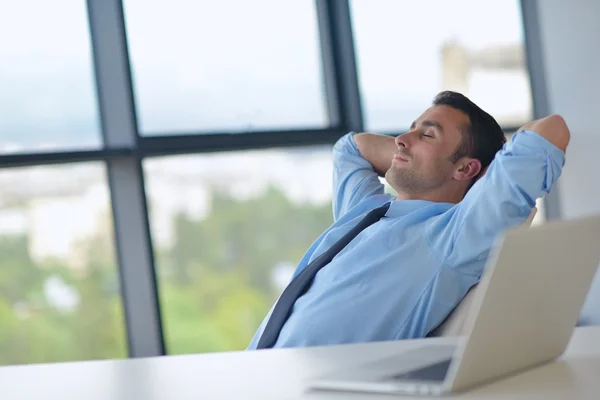 Heureux jeune homme d'affaires au bureau — Photo