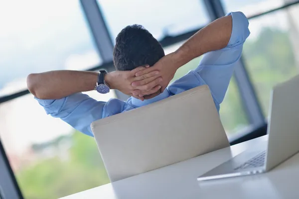 Glücklicher junger Geschäftsmann im Büro — Stockfoto