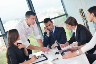 Ofisteki bir toplantıda iş adamları