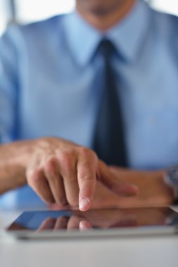 ofiste tablet bilgsayar kullanarak iş adamı