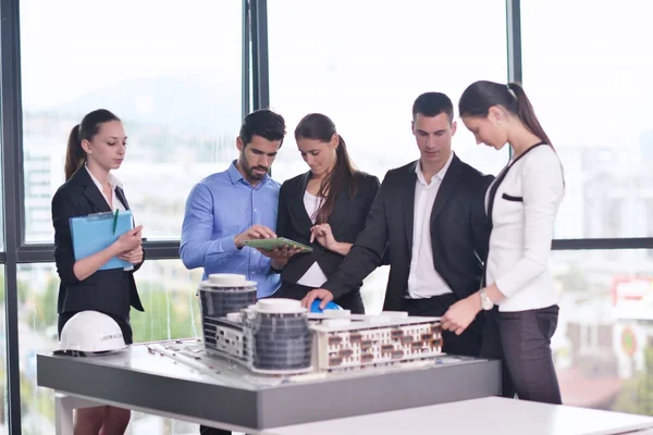 Empresários e engenheiros em reunião — Fotografia de Stock