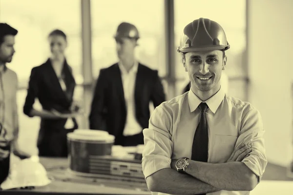 Geschäftsleute und Ingenieure treffen sich — Stockfoto