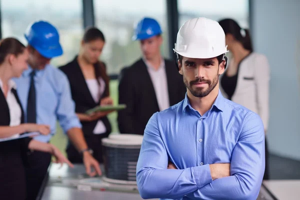 Mensen uit het bedrijfsleven en ingenieurs over de bijeenkomst van — Stockfoto