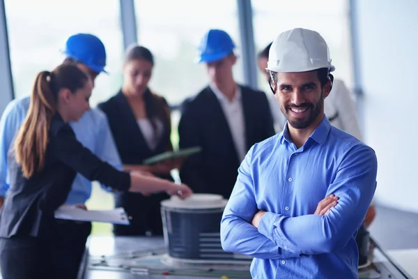 Geschäftsleute und Ingenieure treffen sich — Stockfoto