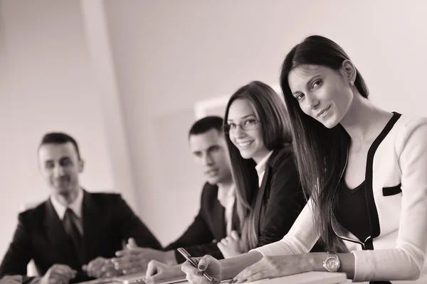 Geschäftsleute bei einer Besprechung im Büro — Stockfoto