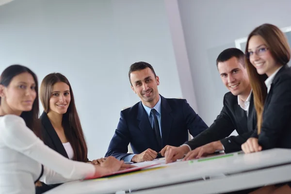 Geschäftsleute bei einer Besprechung im Büro — Stockfoto