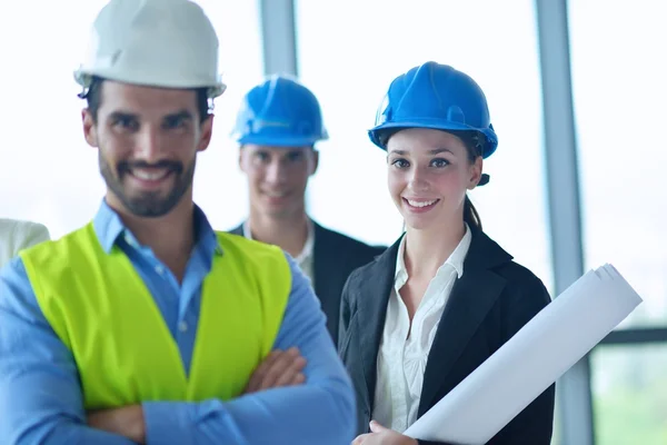 Mensen uit het bedrijfsleven en ingenieurs over de bijeenkomst van — Stockfoto