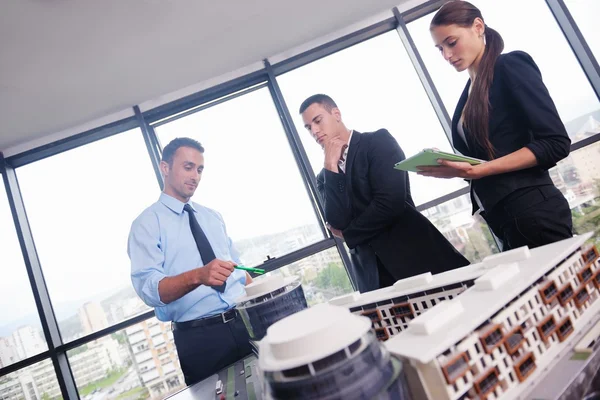 Geschäftsleute bei einer Besprechung im Büro — Stockfoto