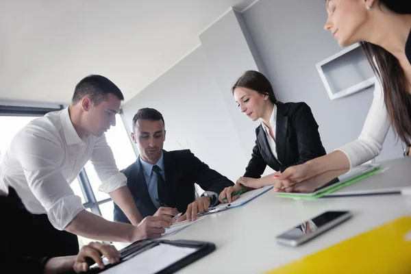 Geschäftsleute bei einer Besprechung im Büro — Stockfoto