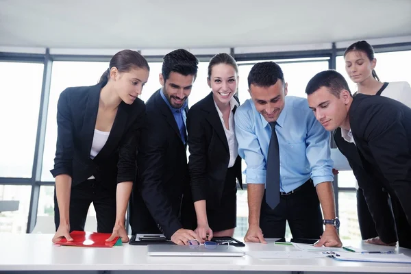 Geschäftsleute bei einer Besprechung im Büro — Stockfoto