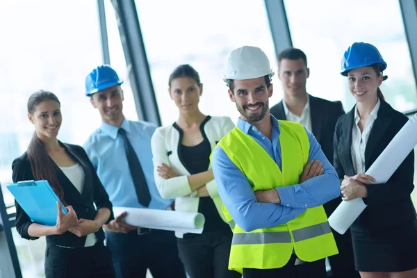 Gente de negocios e ingenieros en reunión — Foto de Stock