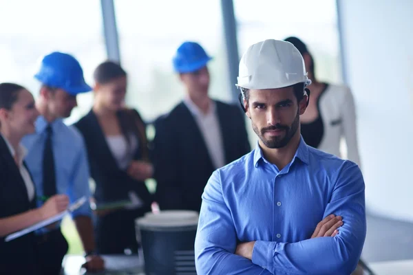 Gente de negocios e ingenieros en reunión —  Fotos de Stock