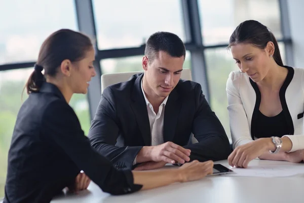 Affärsmän i ett möte på kontoret — Stockfoto
