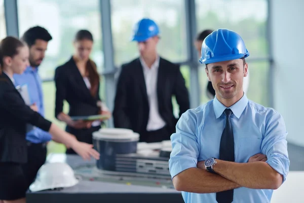 Mensen uit het bedrijfsleven en ingenieurs over de bijeenkomst van — Stockfoto