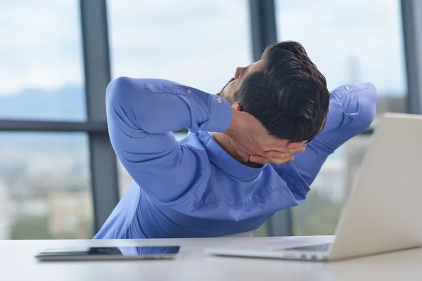 Heureux jeune homme d'affaires au bureau — Photo