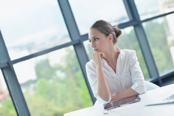 Mujer de negocios en la oficina — Foto de Stock