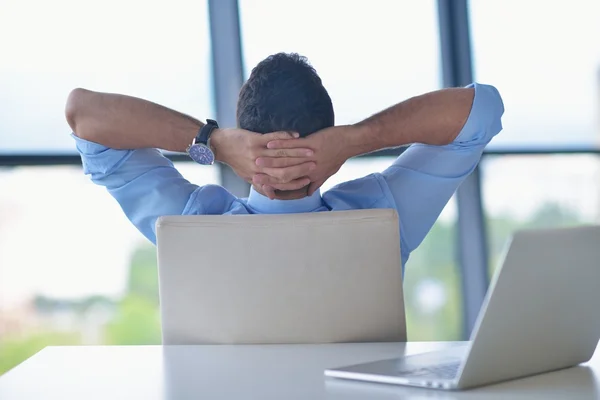 Glücklicher junger Geschäftsmann im Büro — Stockfoto