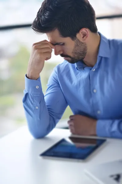 Heureux jeune homme d'affaires au bureau — Photo