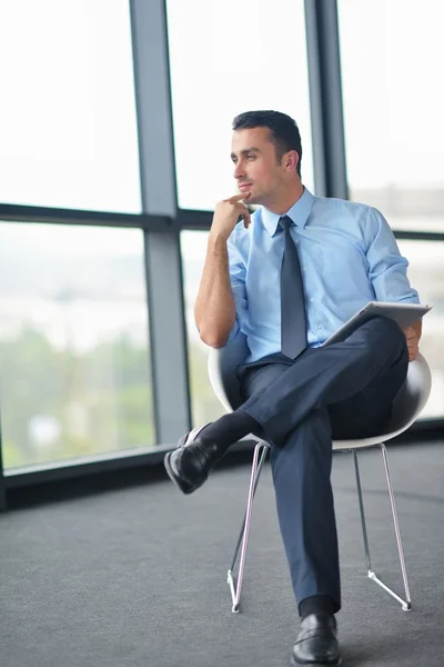 Heureux jeune homme d'affaires au bureau — Photo