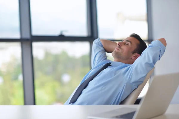 Feliz joven hombre de negocios en la oficina — Foto de Stock