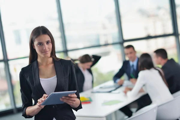 Donna d'affari con il suo personale in background in ufficio — Foto Stock