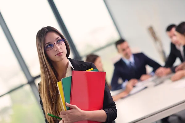 Zakenvrouw met haar personeel op achtergrond op kantoor — Stockfoto