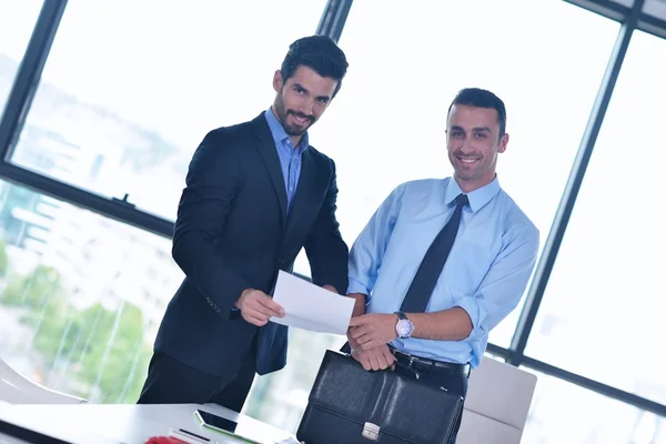 Zakenmensen in een vergadering op kantoor — Stockfoto