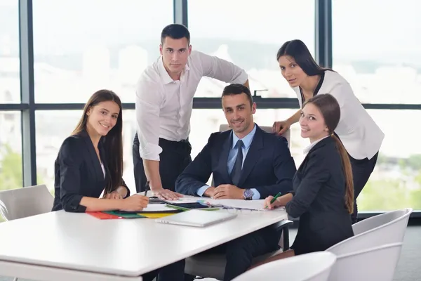 Uomini d'affari in una riunione in ufficio — Foto Stock