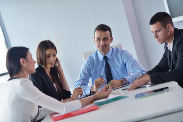 Geschäftsleute bei einer Besprechung im Büro — Stockfoto