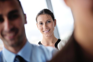 Ofisteki bir toplantıda iş adamları