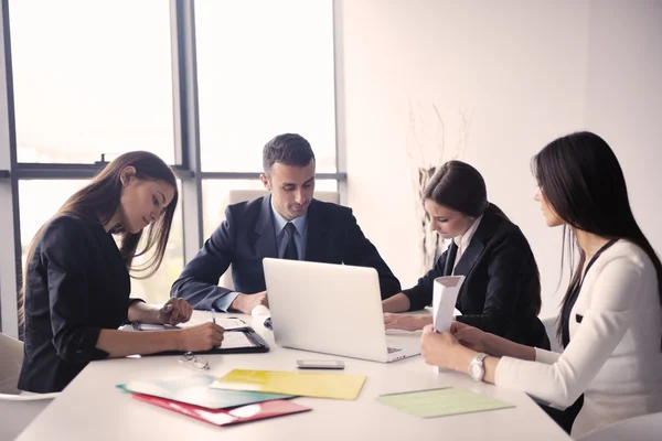 Gente de negocios en una reunión en la oficina —  Fotos de Stock