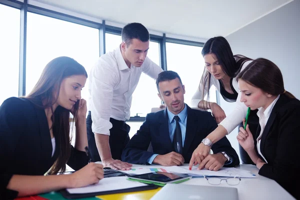 Geschäftsleute bei einer Besprechung im Büro — Stockfoto