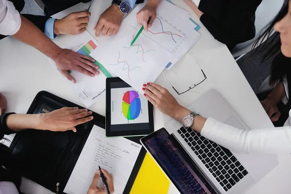 Gente de negocios en una reunión en la oficina — Foto de Stock