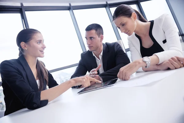 Geschäftsleute bei einer Besprechung im Büro — Stockfoto