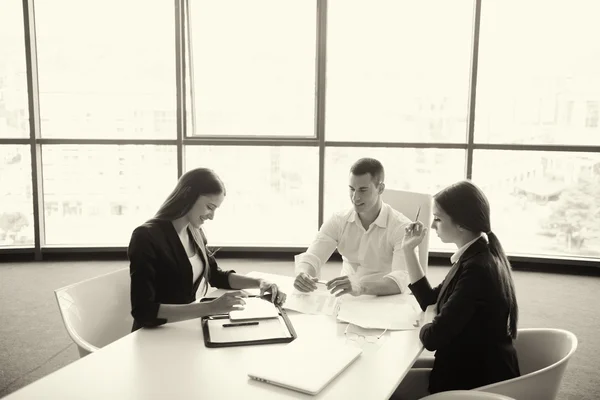 Επιχειρηματίες σε συνάντηση στο γραφείο — Φωτογραφία Αρχείου