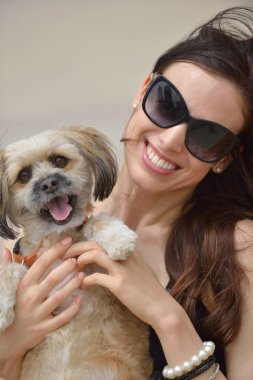 genç kadın ile köpek yavrusu