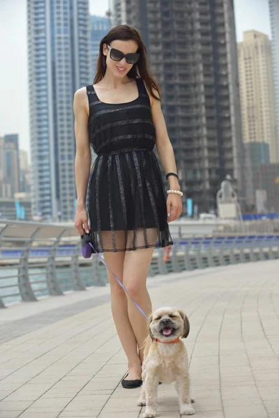 Jovem feliz com filhote de cachorro se divertir — Fotografia de Stock