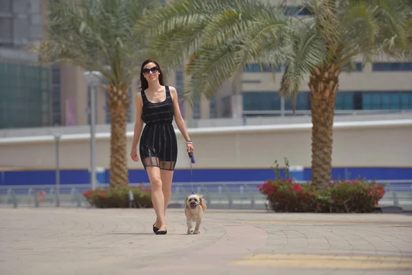 Mutlu genç kadın ile köpek yavrusu iyi eğlenceler — Stok fotoğraf